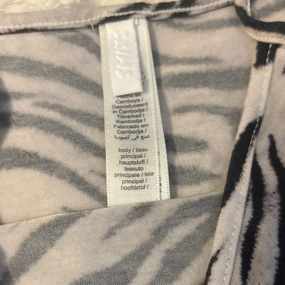 SKIMS 🔥🖤 Snow Tiger Print Women's Pajama Set NWOT - Picture 3 of 3